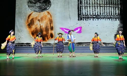合唱《我和幺妹挨到来》 合唱《我和幺妹挨到来》