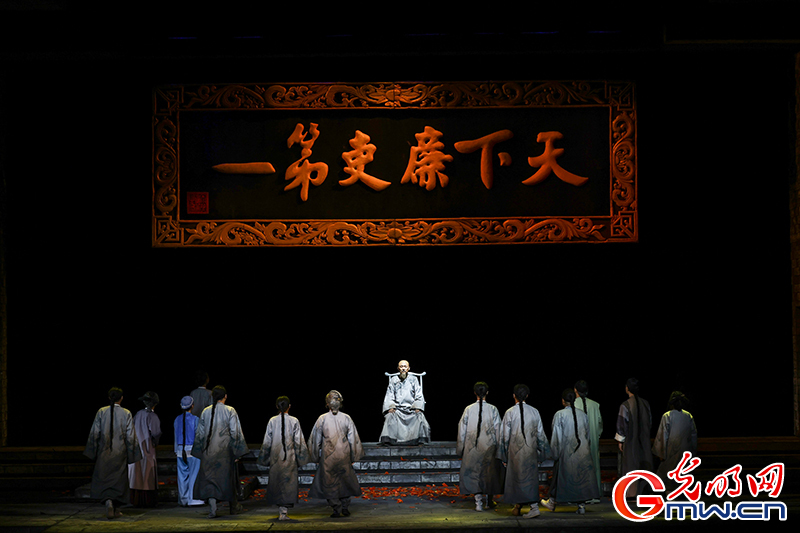 廉政题材话剧《于成龙》在北京保利剧院演出