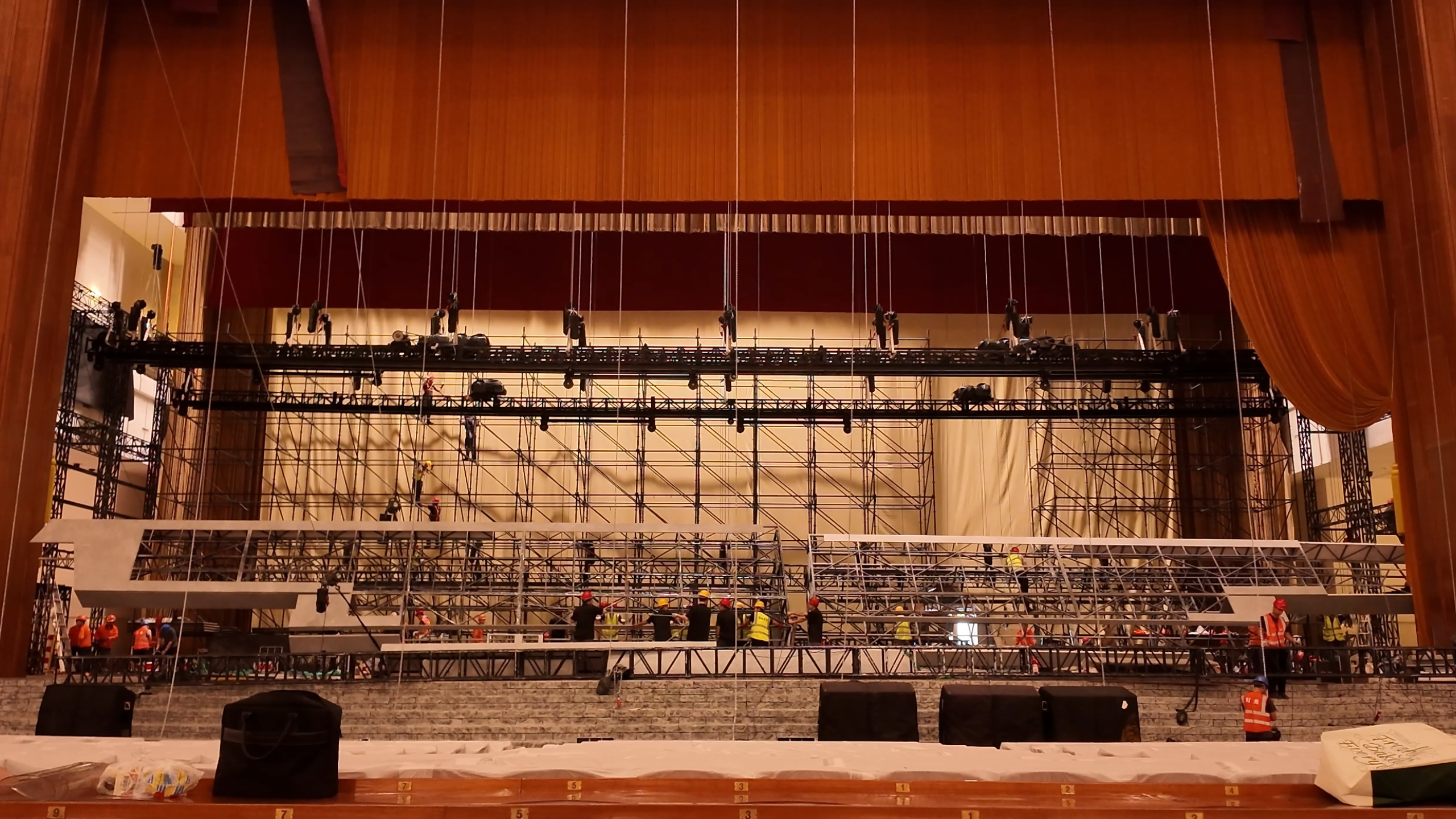 拒绝盲目大制作,以适配性与巧思回归舞台艺术本质 拒绝盲目大制作,以适配性与巧思回归舞台艺术本质