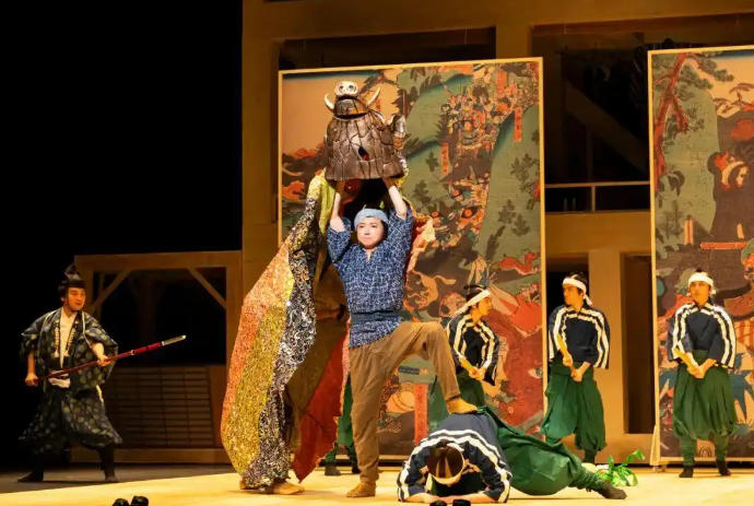 舞台之中,阶序之上:《中村仲藏》的舞台叙事与艺术升维 舞台之中,阶序之上:《中村仲藏》的舞台叙事与艺术升维