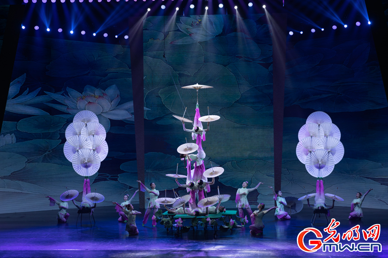 “艺苑撷英——2025年全国优秀青年艺术人才展演”杂技专场在二七剧场上演 “艺苑撷英——2025年全国优秀青年艺术人才展演”杂技专场在二七剧场上演