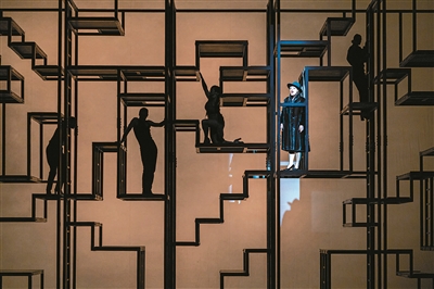 布莱希特只是在“假装”娱乐观众