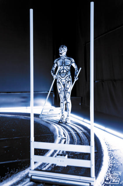 当人类成为机器人眼中的他者——评戏剧作品《天生机器人》