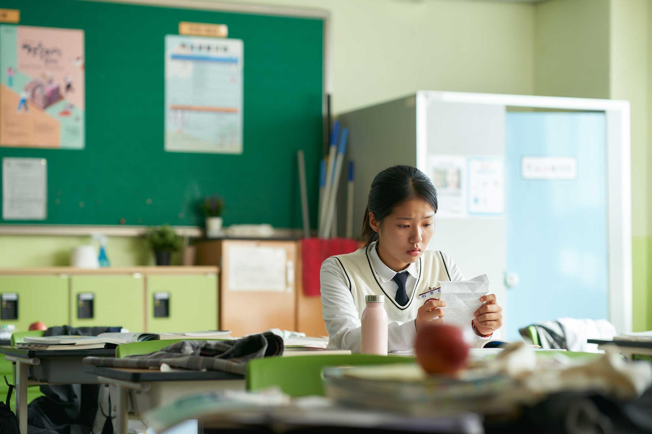 《世界的主人》:从被定义到自我定义 《世界的主人》:从被定义到自我定义