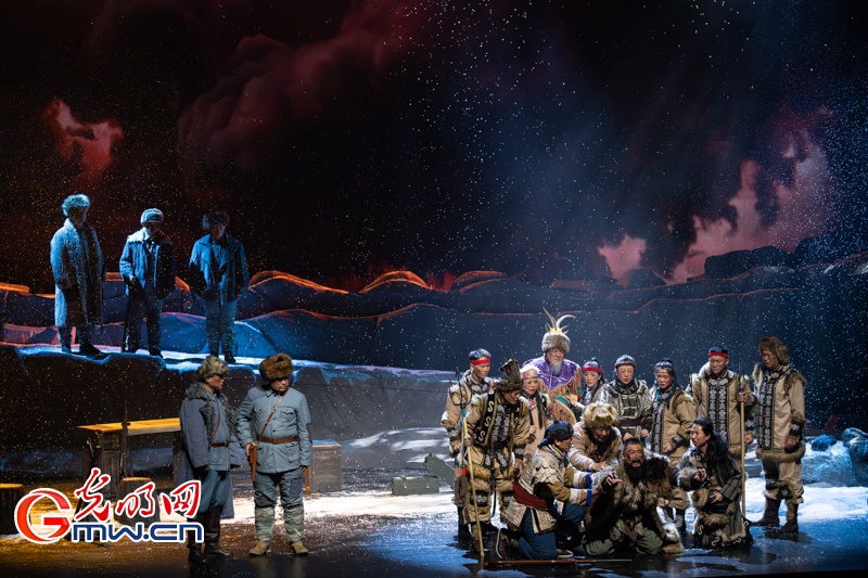 话剧《永不落幕的伊玛堪》在京上演,讲述赫哲族抗战史诗 话剧《永不落幕的伊玛堪》在京上演,讲述赫哲族抗战史诗
