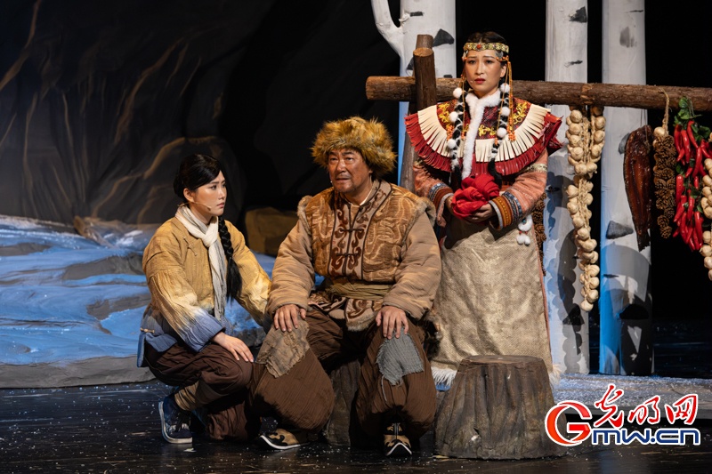 话剧《永不落幕的伊玛堪》在京上演,讲述赫哲族抗战史诗 话剧《永不落幕的伊玛堪》在京上演,讲述赫哲族抗战史诗