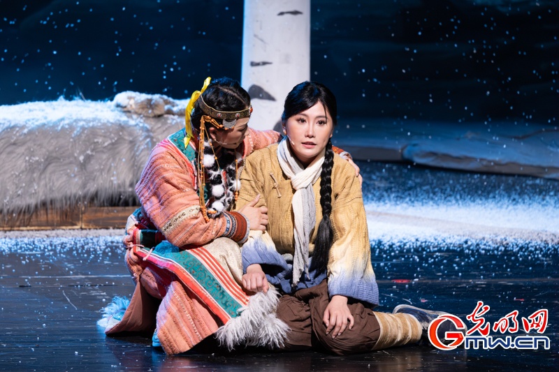 话剧《永不落幕的伊玛堪》在京上演,讲述赫哲族抗战史诗 话剧《永不落幕的伊玛堪》在京上演,讲述赫哲族抗战史诗