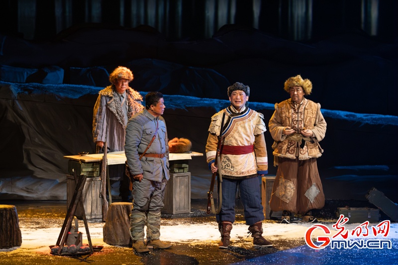 话剧《永不落幕的伊玛堪》在京上演,讲述赫哲族抗战史诗 话剧《永不落幕的伊玛堪》在京上演,讲述赫哲族抗战史诗