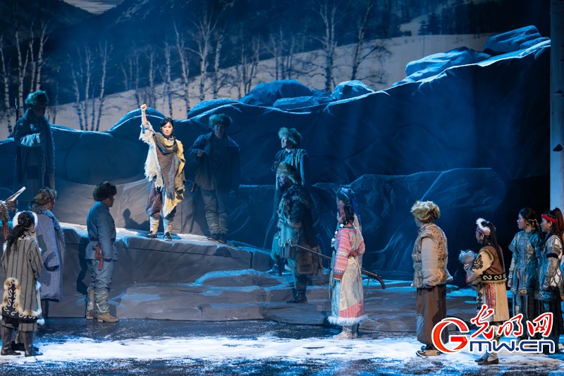 话剧《永不落幕的伊玛堪》在京上演,讲述赫哲族抗战史诗 话剧《永不落幕的伊玛堪》在京上演,讲述赫哲族抗战史诗