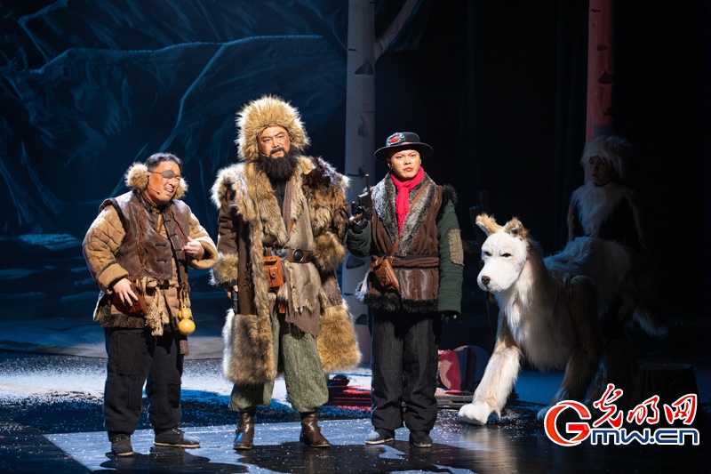 话剧《永不落幕的伊玛堪》在京上演,讲述赫哲族抗战史诗 话剧《永不落幕的伊玛堪》在京上演,讲述赫哲族抗战史诗