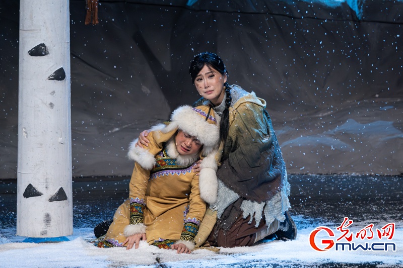 话剧《永不落幕的伊玛堪》在京上演,讲述赫哲族抗战史诗 话剧《永不落幕的伊玛堪》在京上演,讲述赫哲族抗战史诗