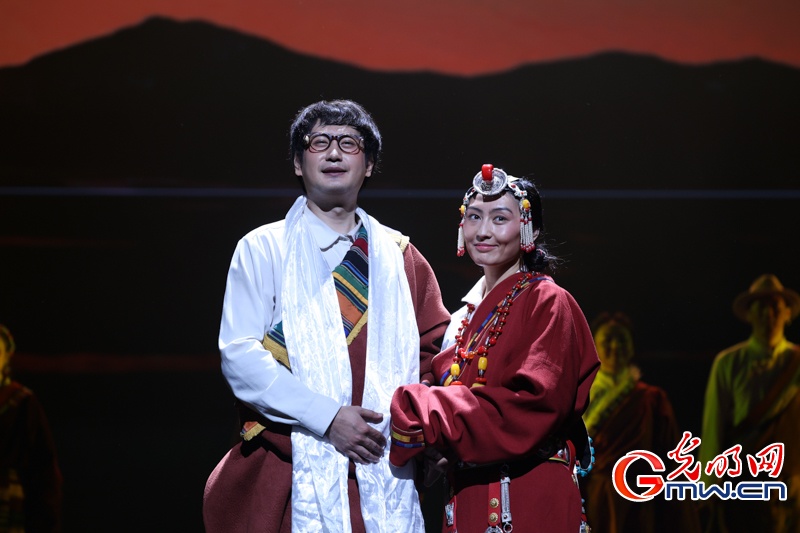 话剧《青青的阿万仓》在京上演，再现“草原曼巴”五十六载医者初心