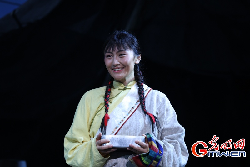 话剧《青青的阿万仓》在京上演，再现“草原曼巴”五十六载医者初心