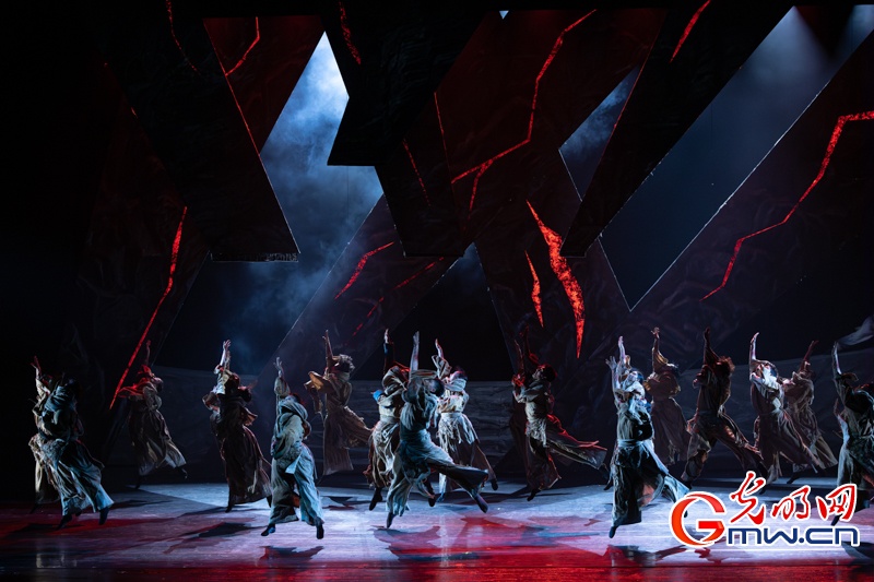 舞剧《雪山大地》在京上演，诠释各民族守望相助的深厚情谊