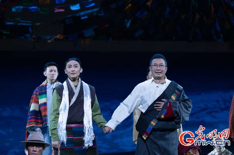话剧《青青的阿万仓》在京上演，再现“草原曼巴”五十六载医者初心