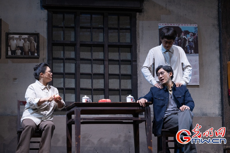 话剧《青青的阿万仓》在京上演，再现“草原曼巴”五十六载医者初心