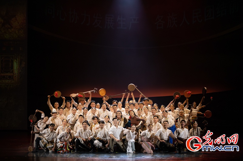 舞剧《雪山大地》在京上演，诠释各民族守望相助的深厚情谊