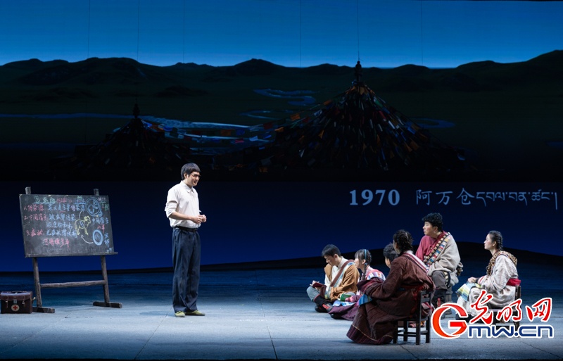 话剧《青青的阿万仓》在京上演，再现“草原曼巴”五十六载医者初心