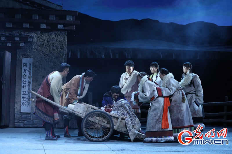 话剧《青青的阿万仓》在京上演，再现“草原曼巴”五十六载医者初心