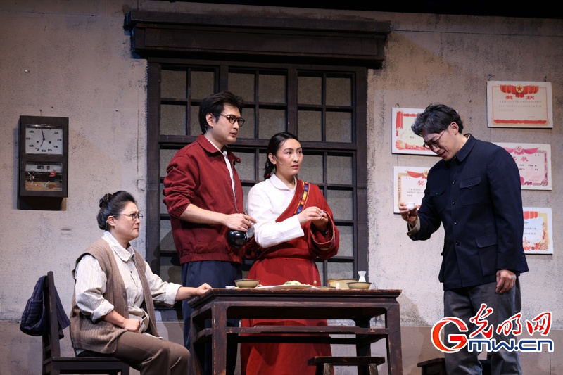 话剧《青青的阿万仓》在京上演，再现“草原曼巴”五十六载医者初心
