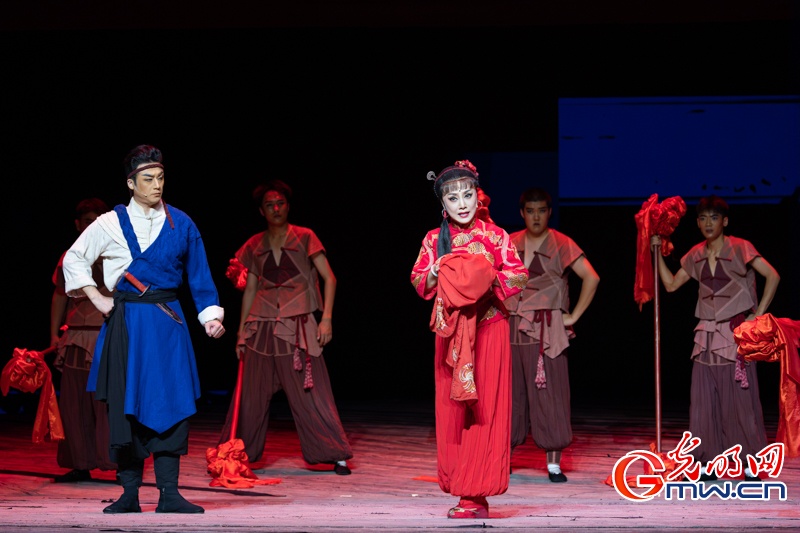 京剧《红高粱》在京上演,抒写百姓抗战故事 京剧《红高粱》在京上演,抒写百姓抗战故事