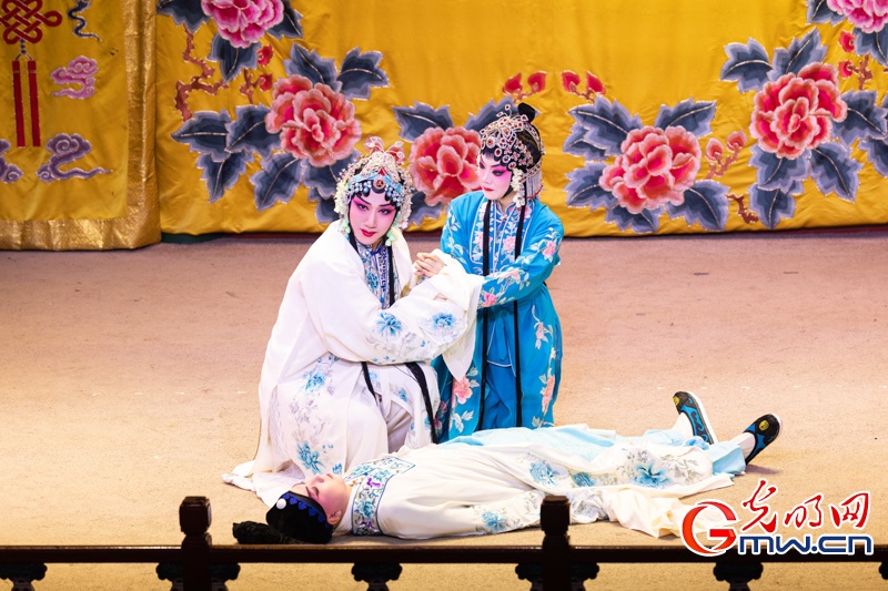 创新戏剧《白蛇新语》亮相湖广会馆,中外青年共演京剧经典 创新戏剧《白蛇新语》亮相湖广会馆,中外青年共演京剧经典